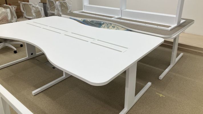 ゲーミングテーブル｜機能性と強度を兼ね備えた、骨型デザインの特注テーブル