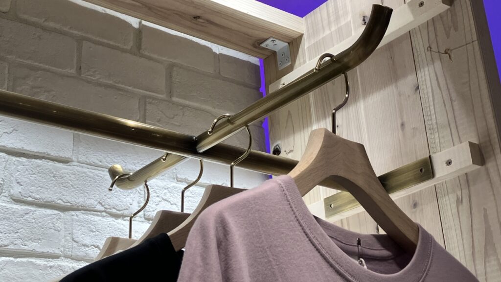 フェイスアウトハンガーバー｜既存什器に馴染む、こだわりのカラーとサイズ