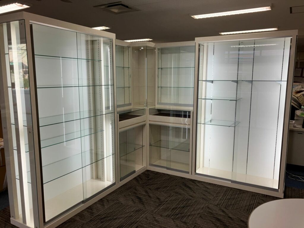 トロフィー＆メダル陳列什器｜商談スペースを華やかに彩るL字型ショーケース