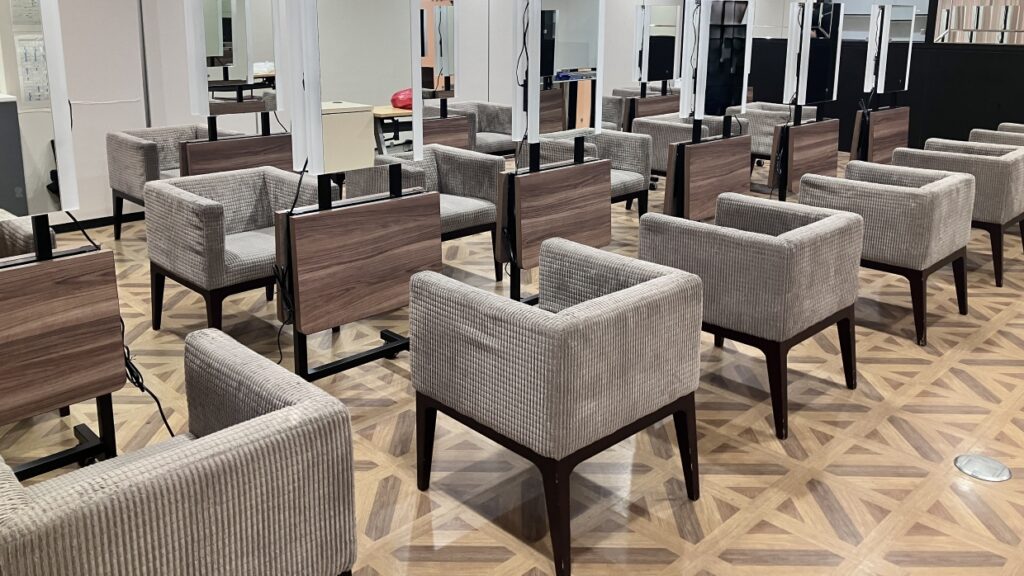 専門学校向け特注フラップ天板デスク｜省スペースと実習機能