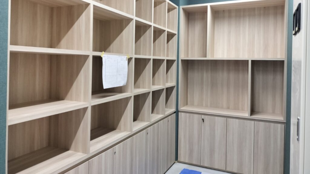 オフィス特注壁面収納棚｜「魅せる展示」と「隠す収納」の両立