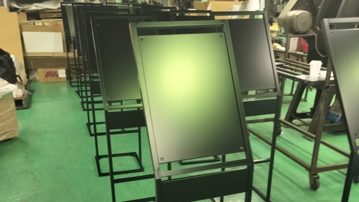 A3対応スチールスタンド|情報掲示と資料配布を両立