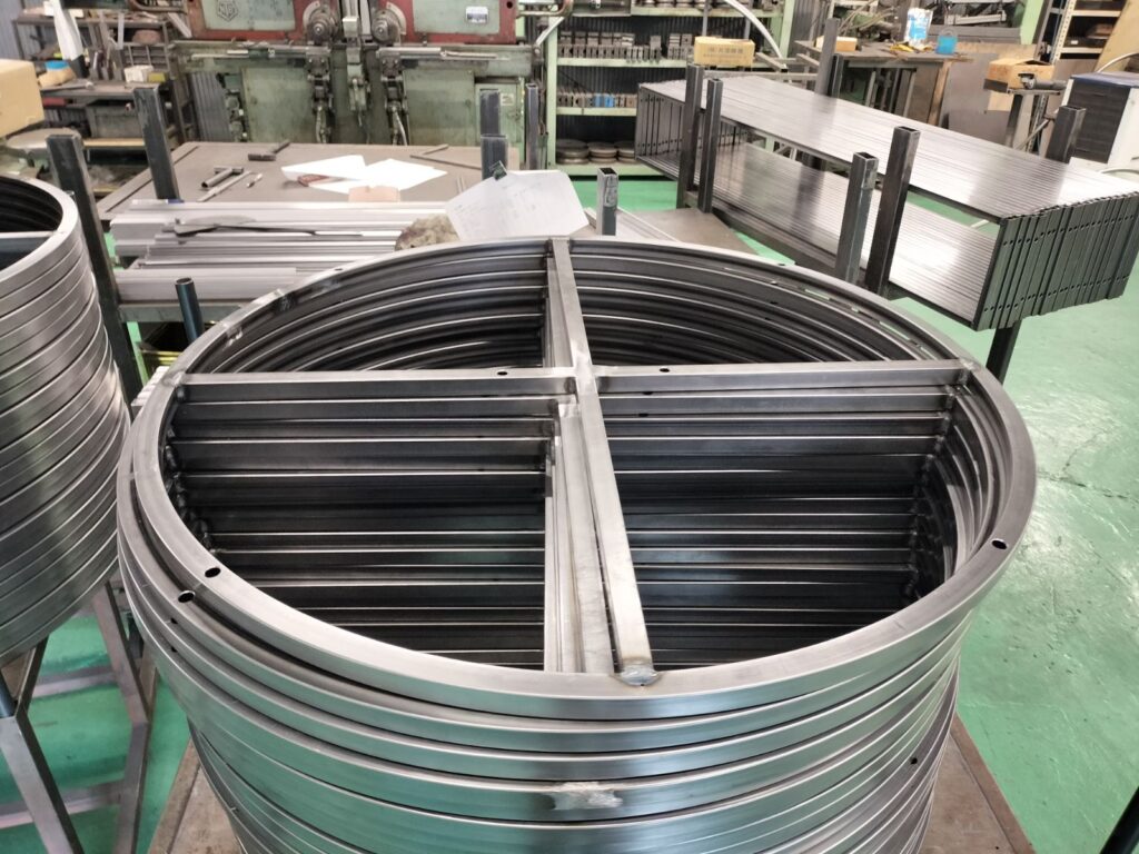 スチール什器製作工場に検品にいってきました。このスチールパイプ、いったい何に使うの?