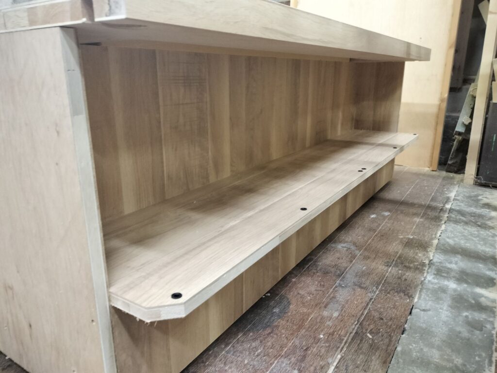 川崎の協力工場で木工什器の確認|デリカ・惣菜什器の製作が進行中