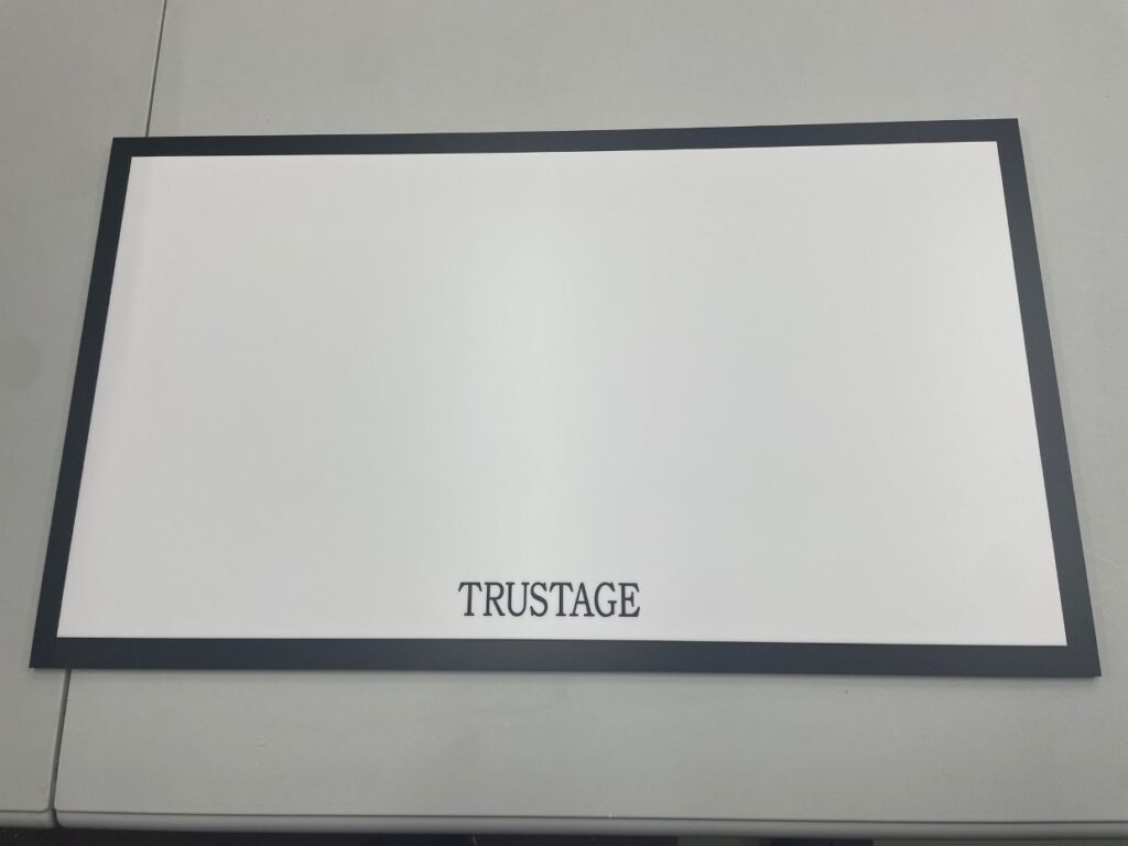 メガネ陳列用特注アクリルトレー|マットな質感とブランド表現