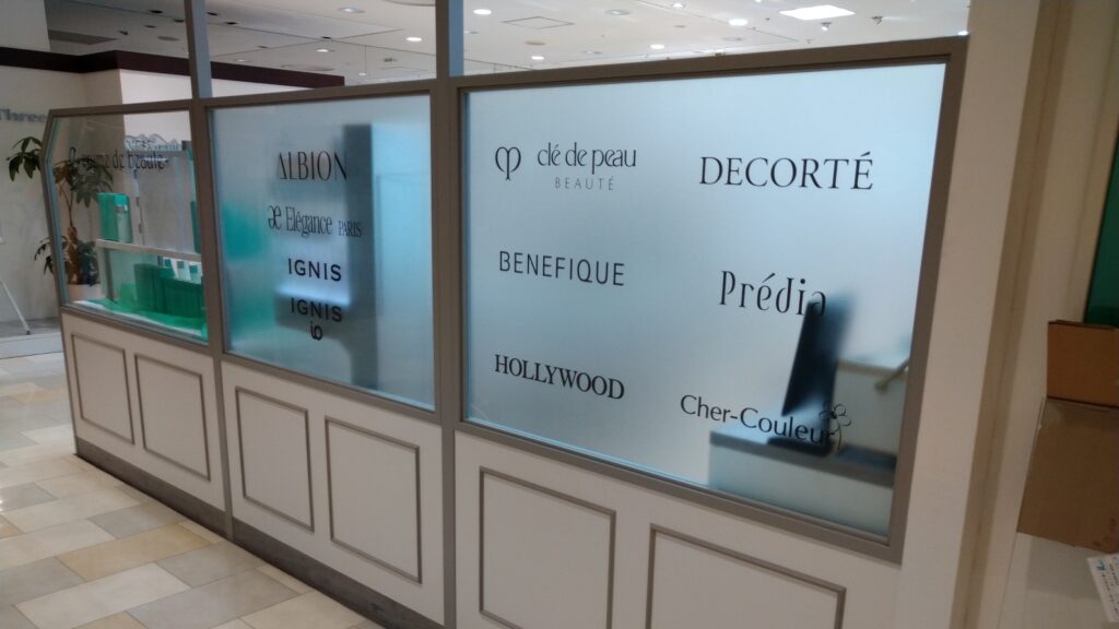 カッティングシート？シルク印刷？UV印刷？什器のロゴをどうするかについての話