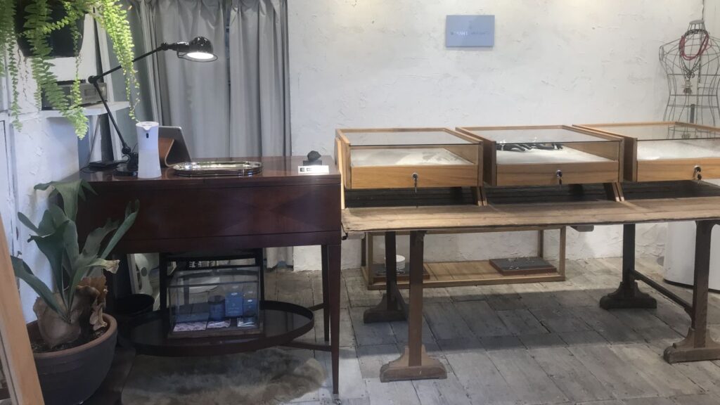 イメージ写真を組み合わせて。アクセサリーショーケースを製作した話