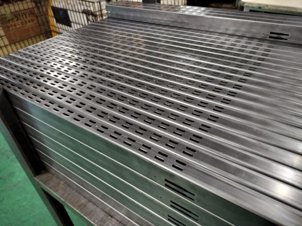 特注スリットパイプのご紹介｜25ピッチ仕様・両面スリット・偏芯スリットにも対応