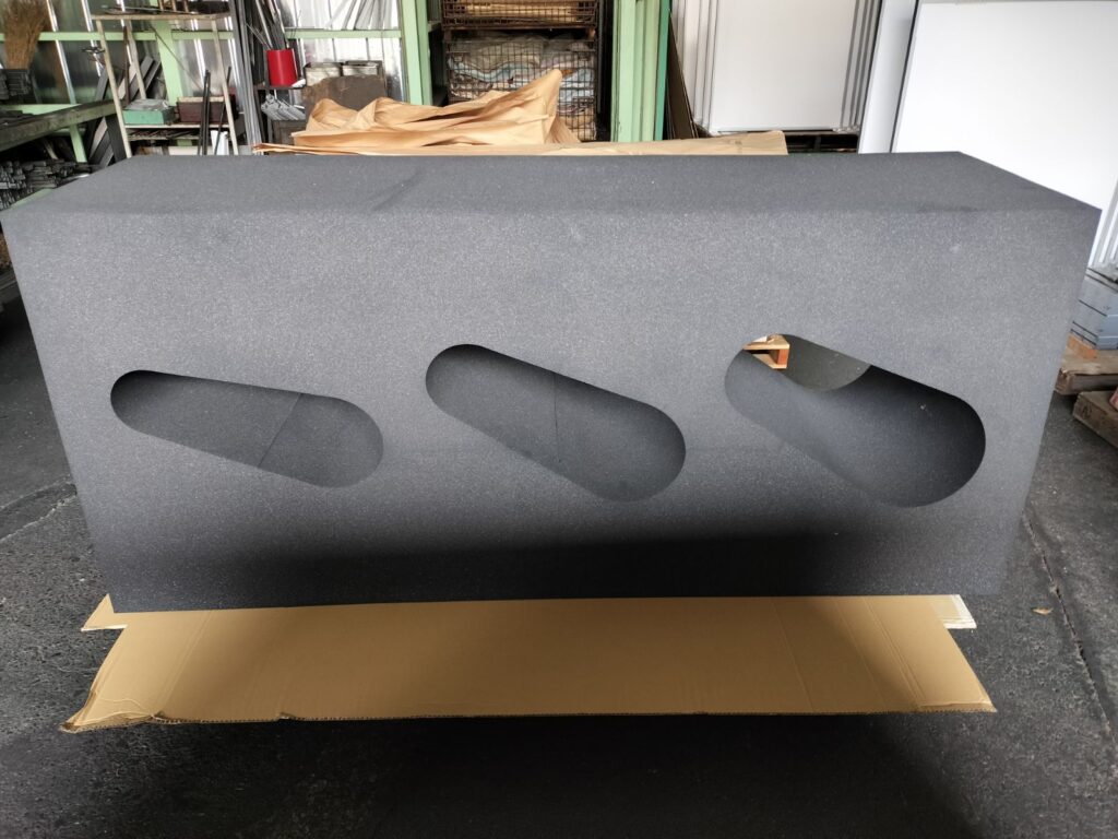 巨大ウレタンフォームを使用した特注スポーツシューズディスプレイ