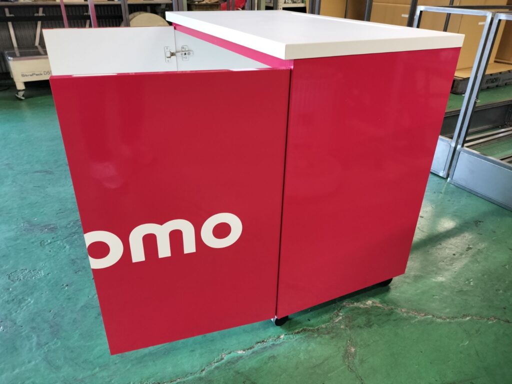 白ポリを使ったスマートフォン陳列什器の木工下台製作とシート貼り工程