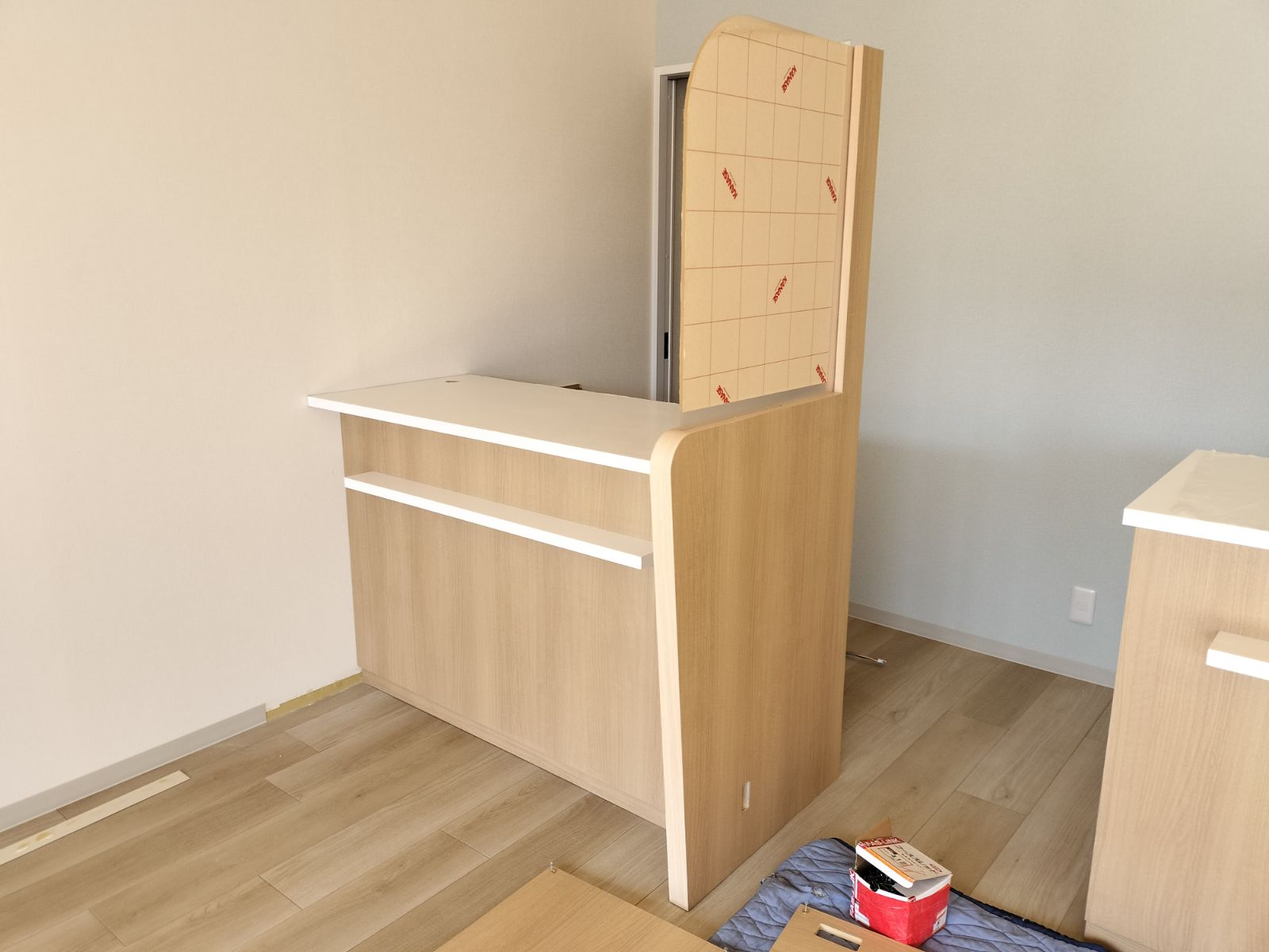 調剤薬局の受付カウンターの設置作業中