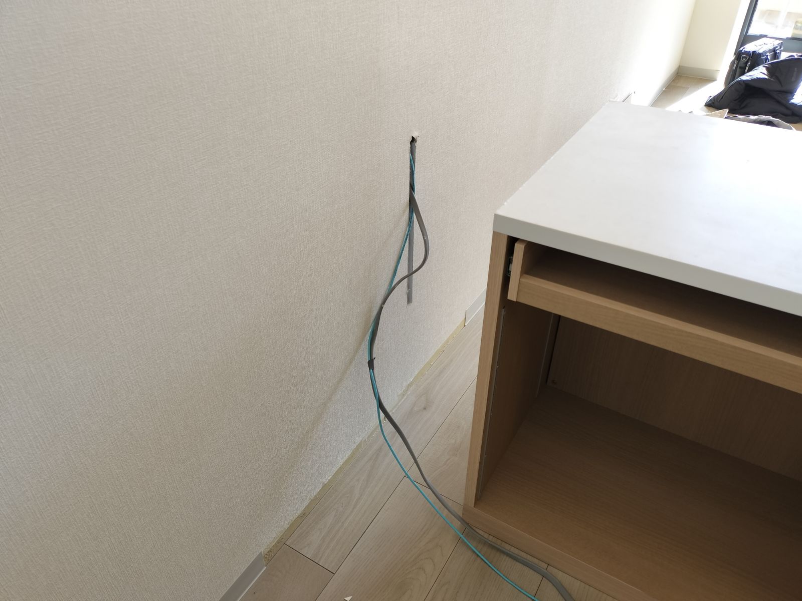 調剤薬局の受付カウンターの設置作業中