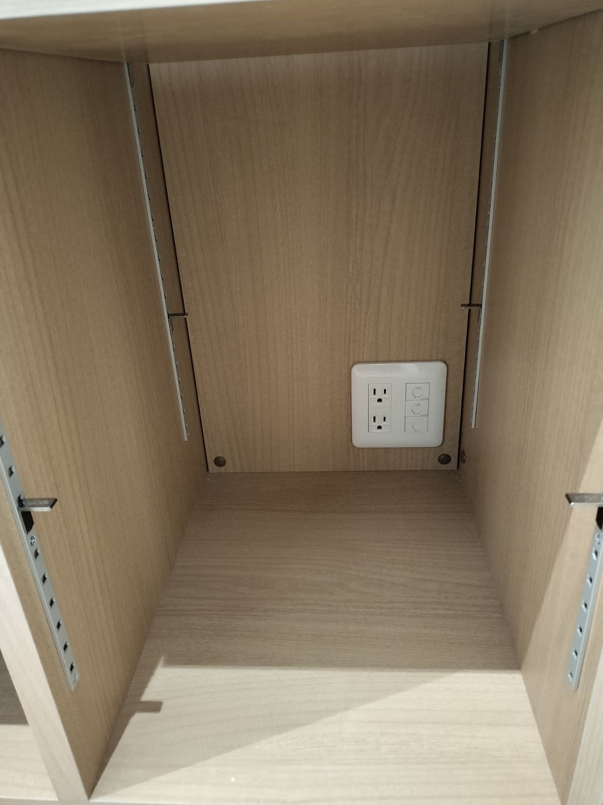 受付カウンター内にコンセント持ち出し