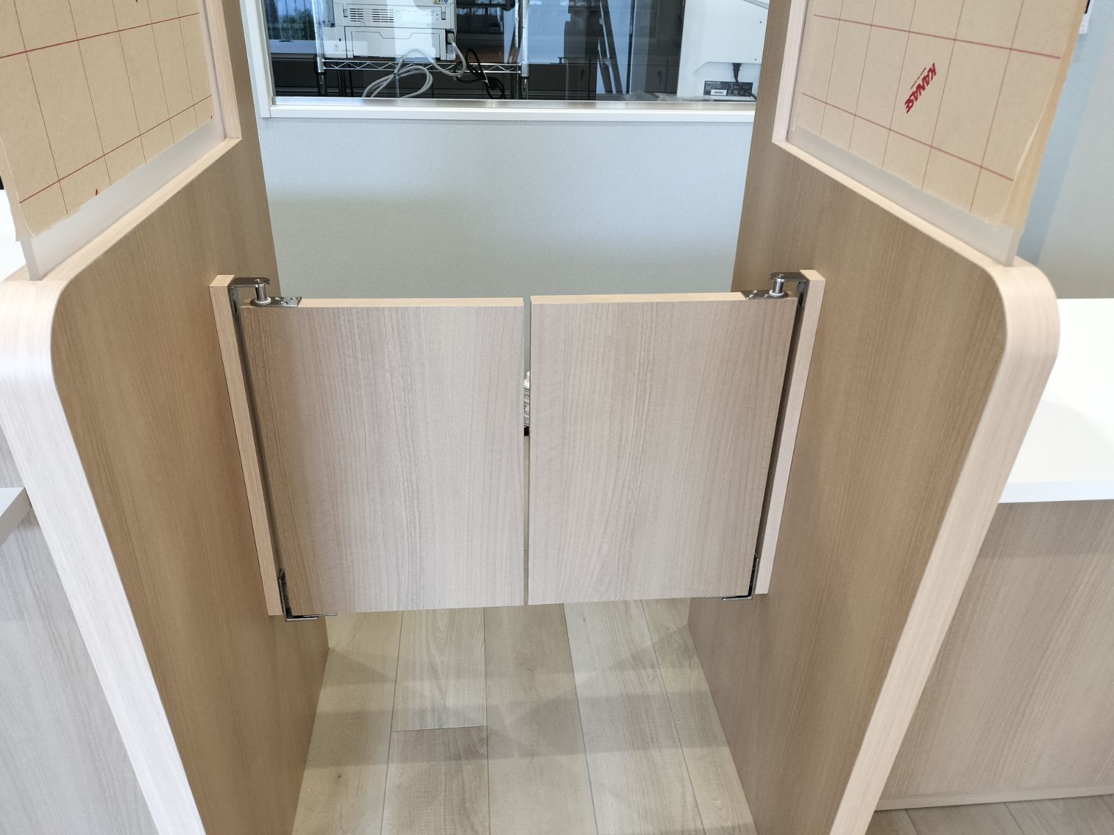 受付カウンターのスイング扉