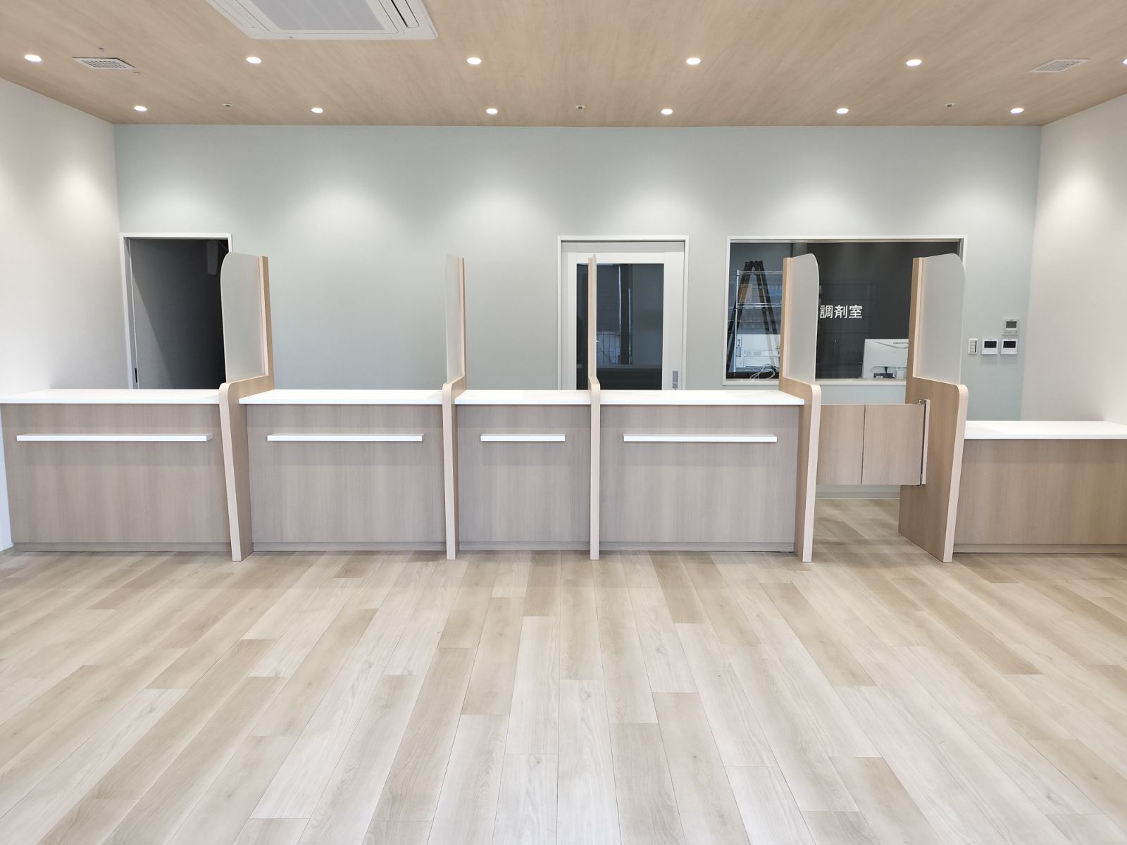 パーテーション付き調剤薬局の受付カウンター