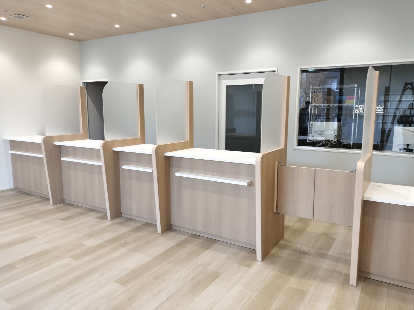 パーテーション付き調剤薬局の受付カウンター