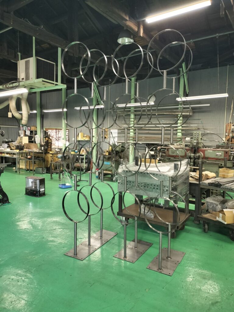 特注スタンドサインの製作風景|フラットバー曲げ加工の「精度」が鍵