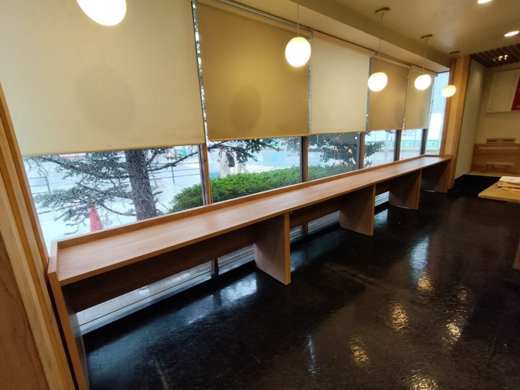 ベーカリー店舗の窓際カウンター改修｜分割製作から現場の「ツラ合わせ」まで一式対応