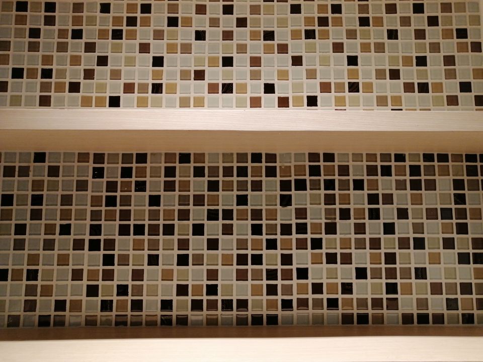 タイルの種類と什器への活用例|バックパネルにタイルを使用した棚のクローズアップ画像