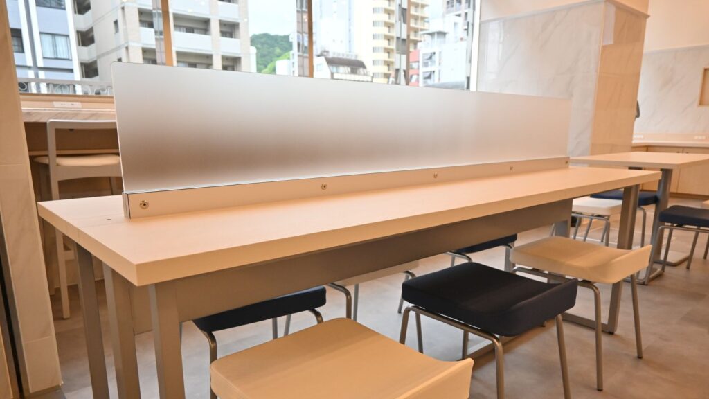 アクリル板にフィルム貼りをした目隠しパーテーションを設置した特注テーブル