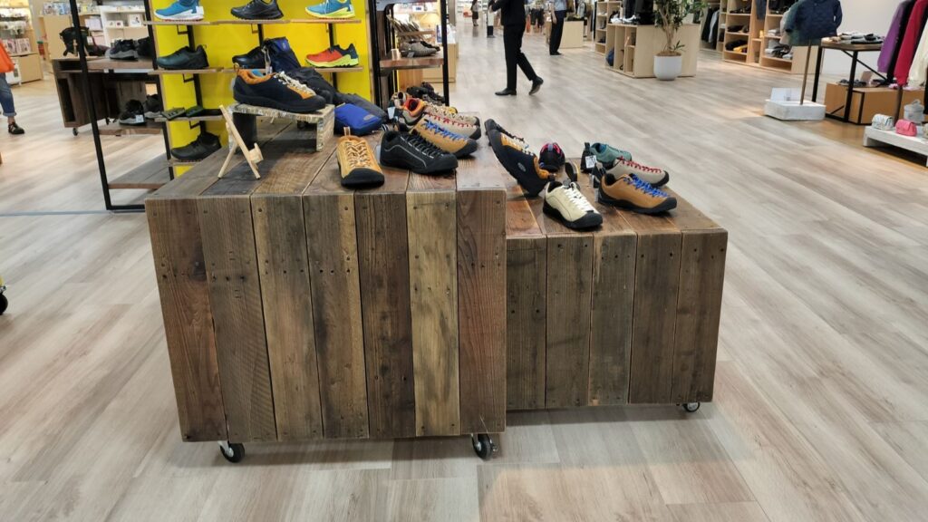 エイジング加工を施した店舗什器の事例写真