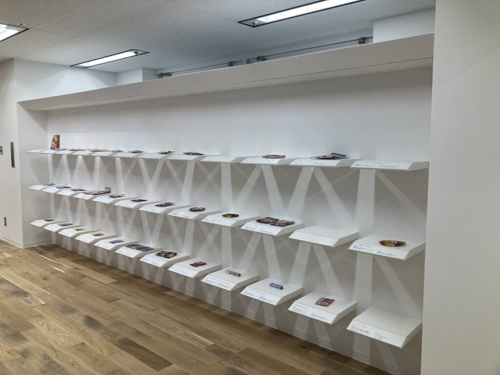 ショールームの壁面用にインロー棚を製作した話