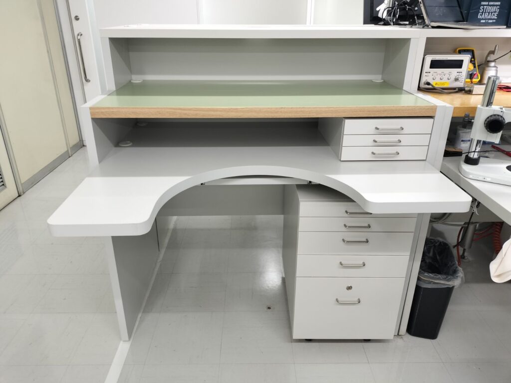 時計修理用デスクの製作実績｜リノリウム天板と精密作業を支える機能性