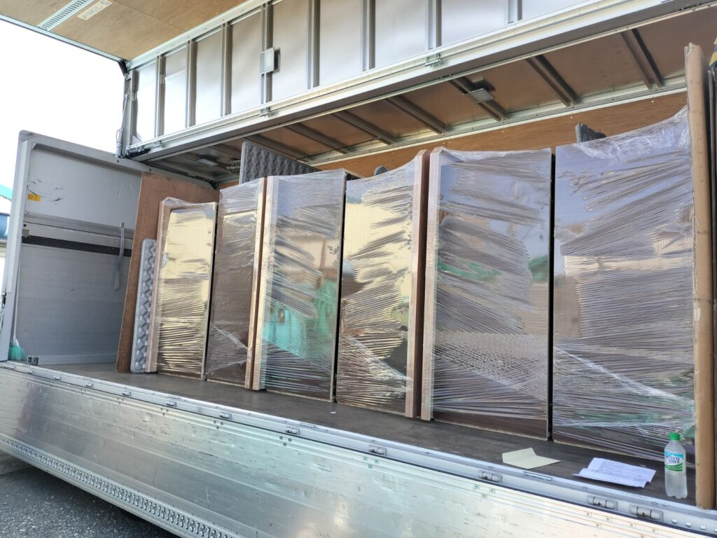 デリカ什器の製作風景｜川崎の協力工場での出荷前検品〜積み込み立ち会い