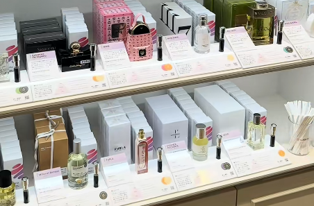 【製作実績】アクリル製の香水サンプルテスター什器