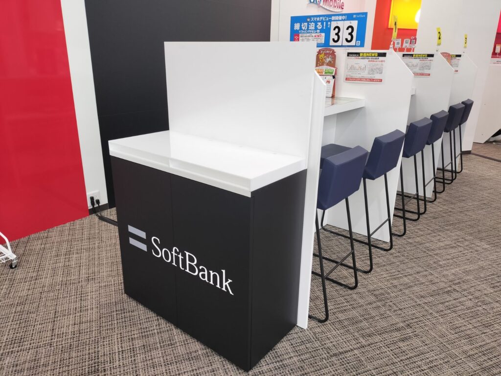 携帯ショップの追加什器納品｜ソフトバンク用什器の製作とシート貼り仕上げ