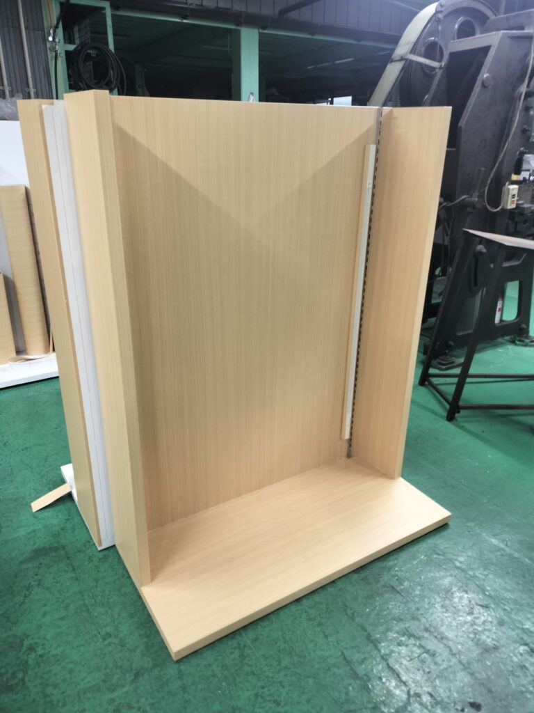 商業施設の厳しい内装制限をクリア!「スチール什器×木目シート」で叶える不燃対応製作