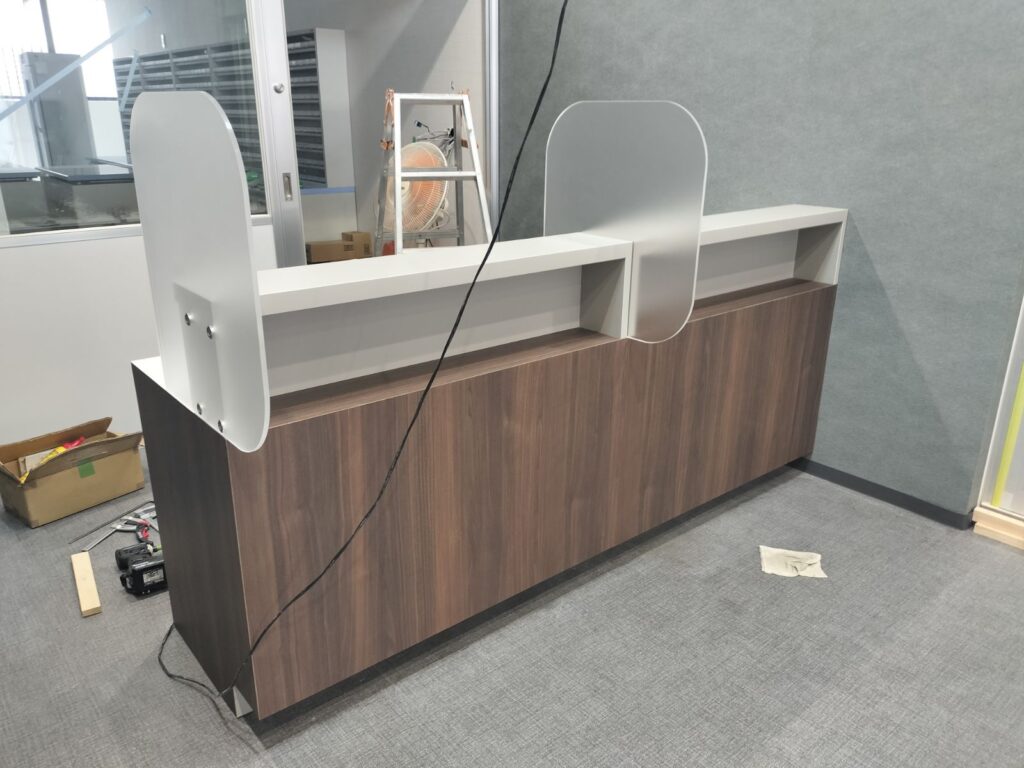 工場検品から現場施工まで。調剤薬局向け受付・投薬カウンター製作についてご紹介します。